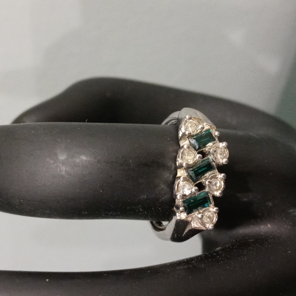 Silver And Emerald Colored Ring - image 1
